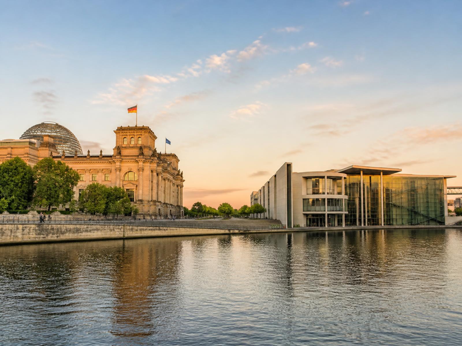 Berliner Regierungsviertel am Spreebogen mit Reichstagsgebäude