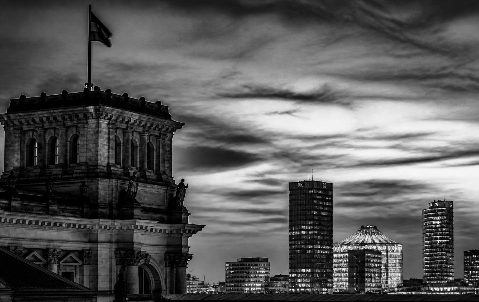 Berliner Regierungsarchitektur und Skyline in Schwarzweiß